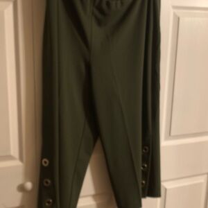 DENNIS BASSO  Mid Calf Capris Army Green Size 1X. EUC. With Gold Grommets.